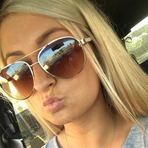 Meet your Posher, Christina